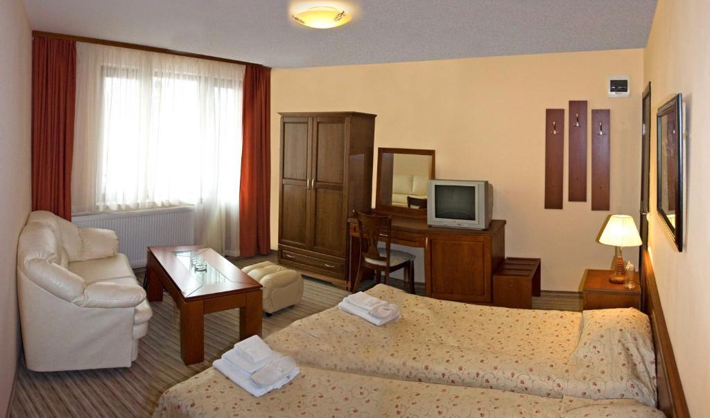 Family Hotel Zora Razlog Room photo