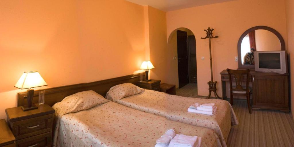 Family Hotel Zora Razlog Room photo